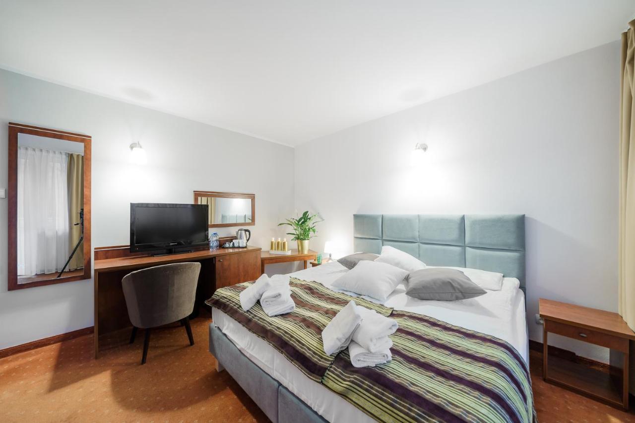 Hôtel Promenada Zegrze à Białobrzegi Extérieur photo