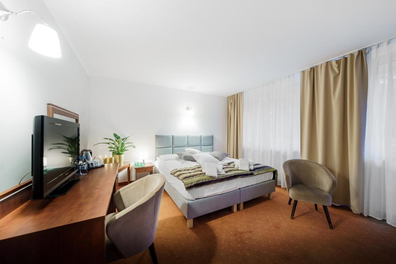 Hôtel Promenada Zegrze à Białobrzegi Extérieur photo