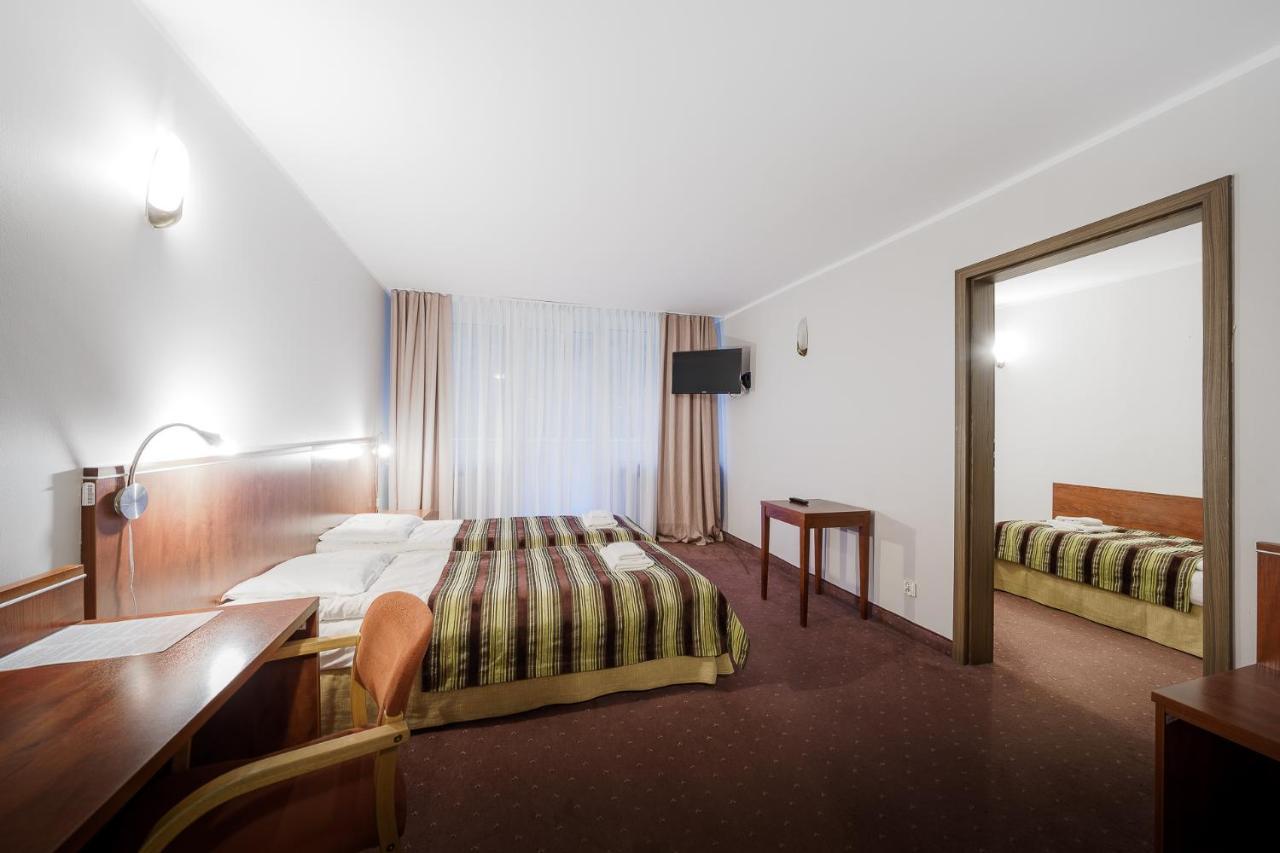 Hôtel Promenada Zegrze à Białobrzegi Extérieur photo
