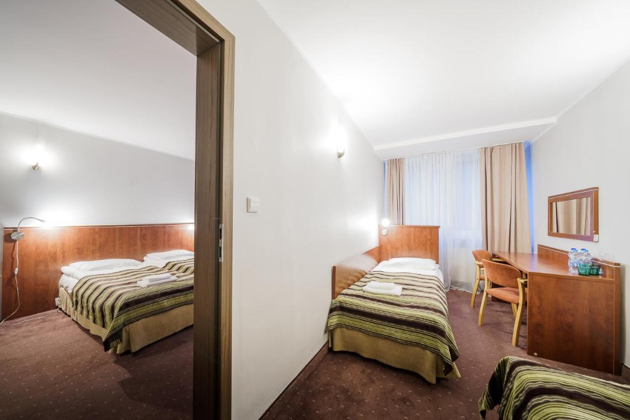 Hôtel Promenada Zegrze à Białobrzegi Extérieur photo