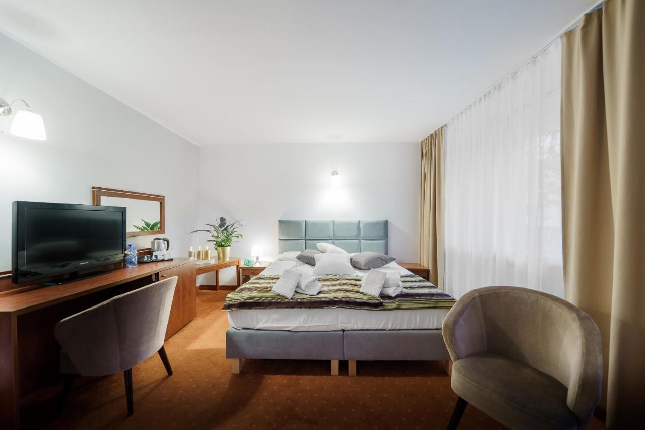 Hôtel Promenada Zegrze à Białobrzegi Extérieur photo