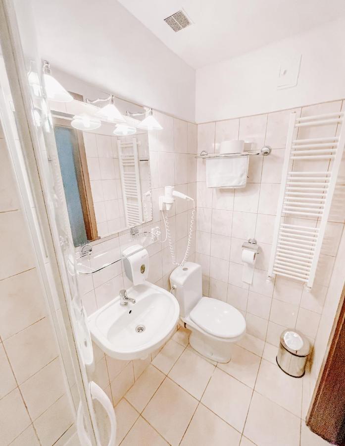 Hôtel Promenada Zegrze à Białobrzegi Extérieur photo