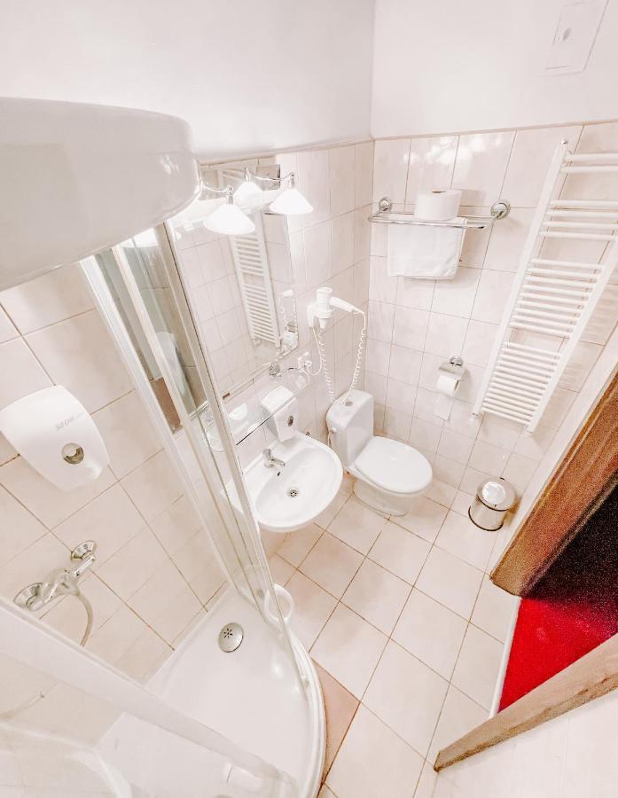 Hôtel Promenada Zegrze à Białobrzegi Extérieur photo