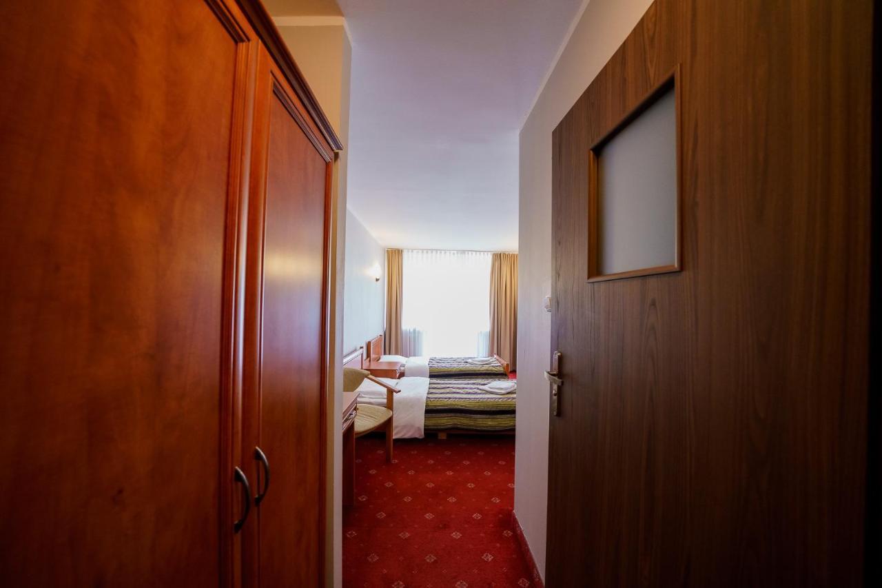 Hôtel Promenada Zegrze à Białobrzegi Extérieur photo
